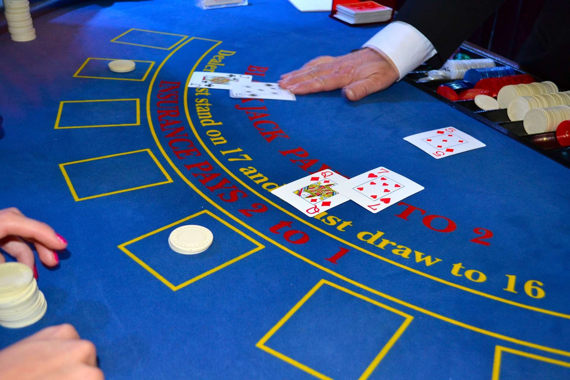 Blick auf einen blauen Blackjack Tisch
